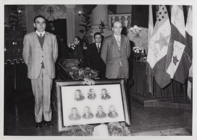 Gattatico-Reggio Emilia, 27-30 marzo 1970, Funerali di Alcide Cervi, camera ardente di Alcide nella Sala del Tricolore di Reggio Emilia, picchetto d'onore